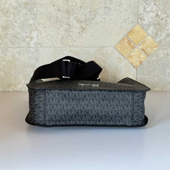 Michael Kors Briley Large Messenger Bag MK Black - Picture 11 of 16